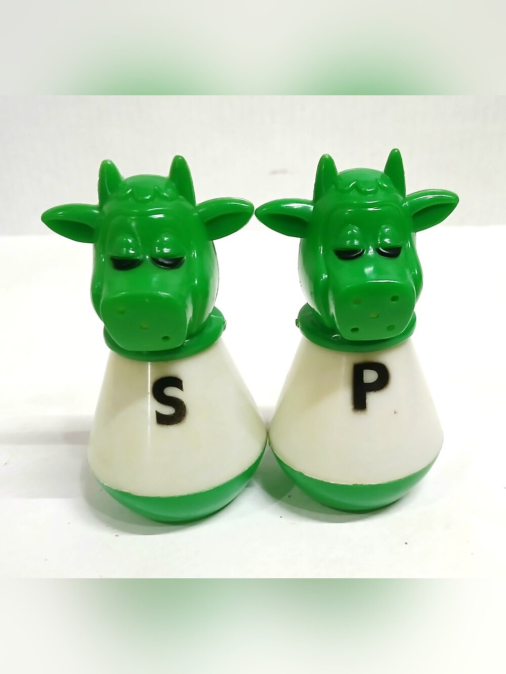 Vintafe Green Cow Salt and Pepper Shaker Set